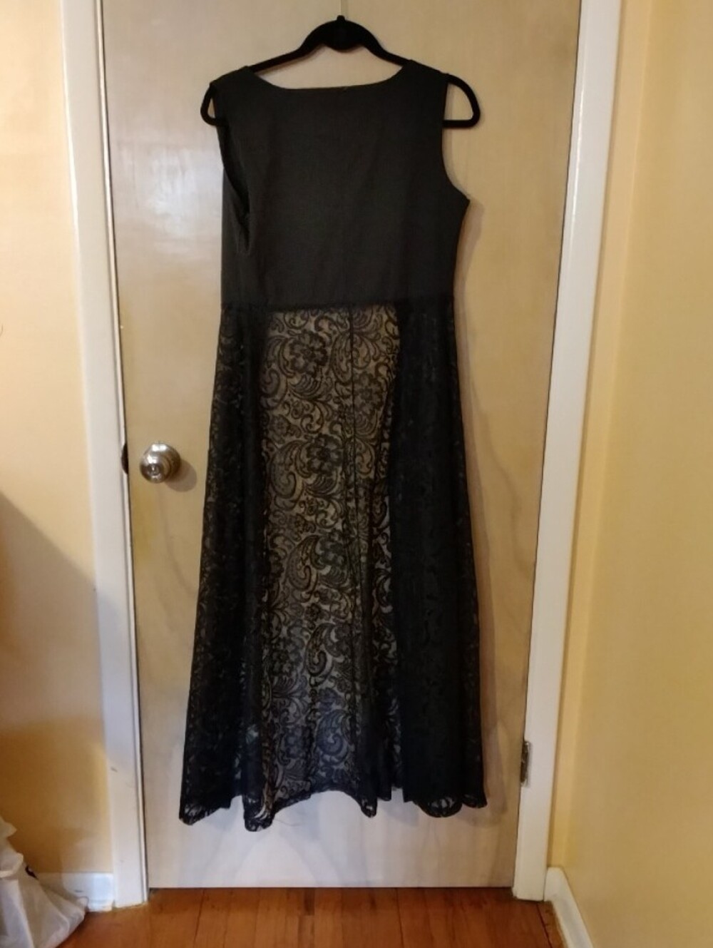 Elegant Black Lace Maxi Dress - Picture 3 of 5